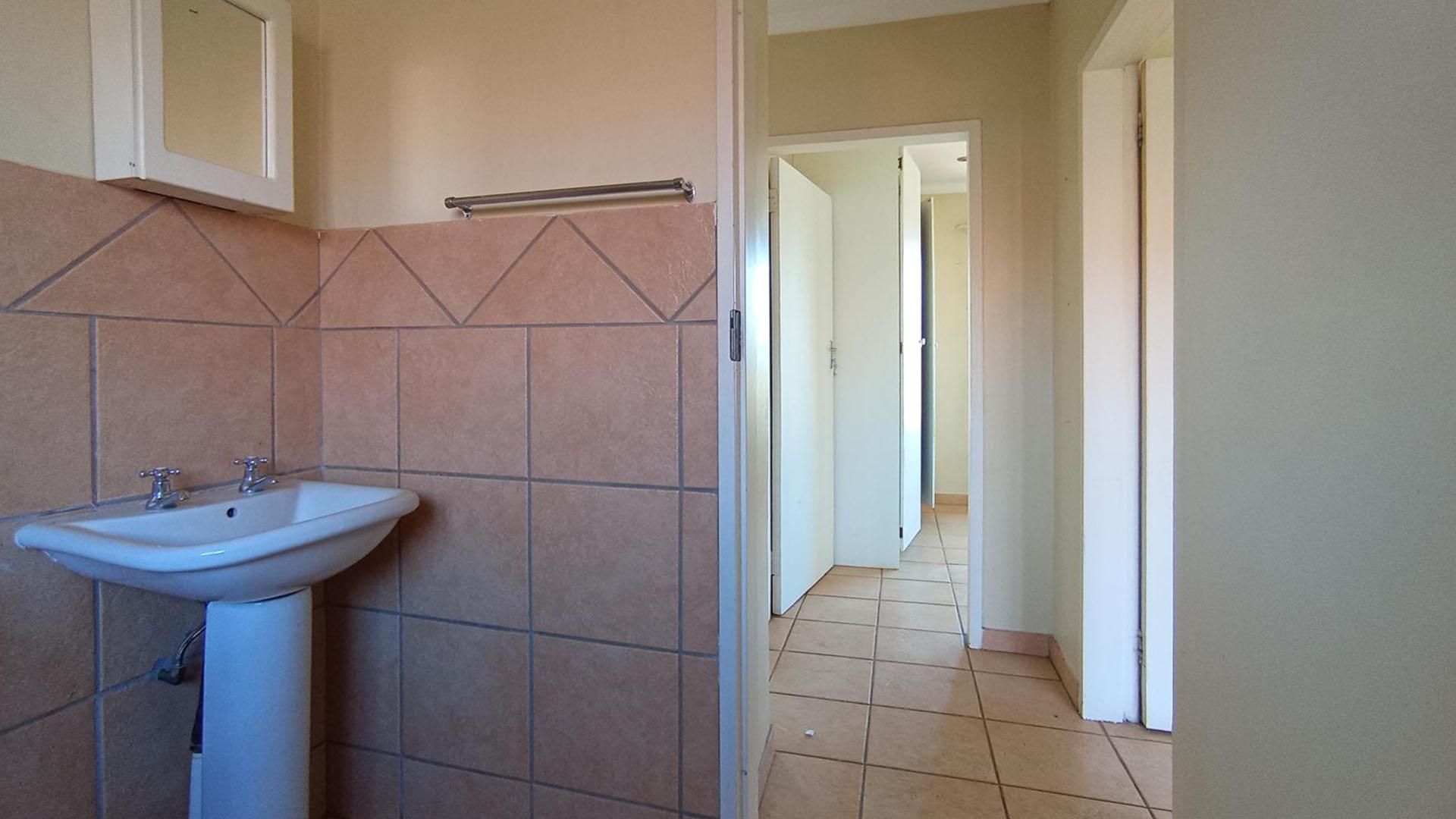 Bathroom 1 - 5 square meters of property in Clarina