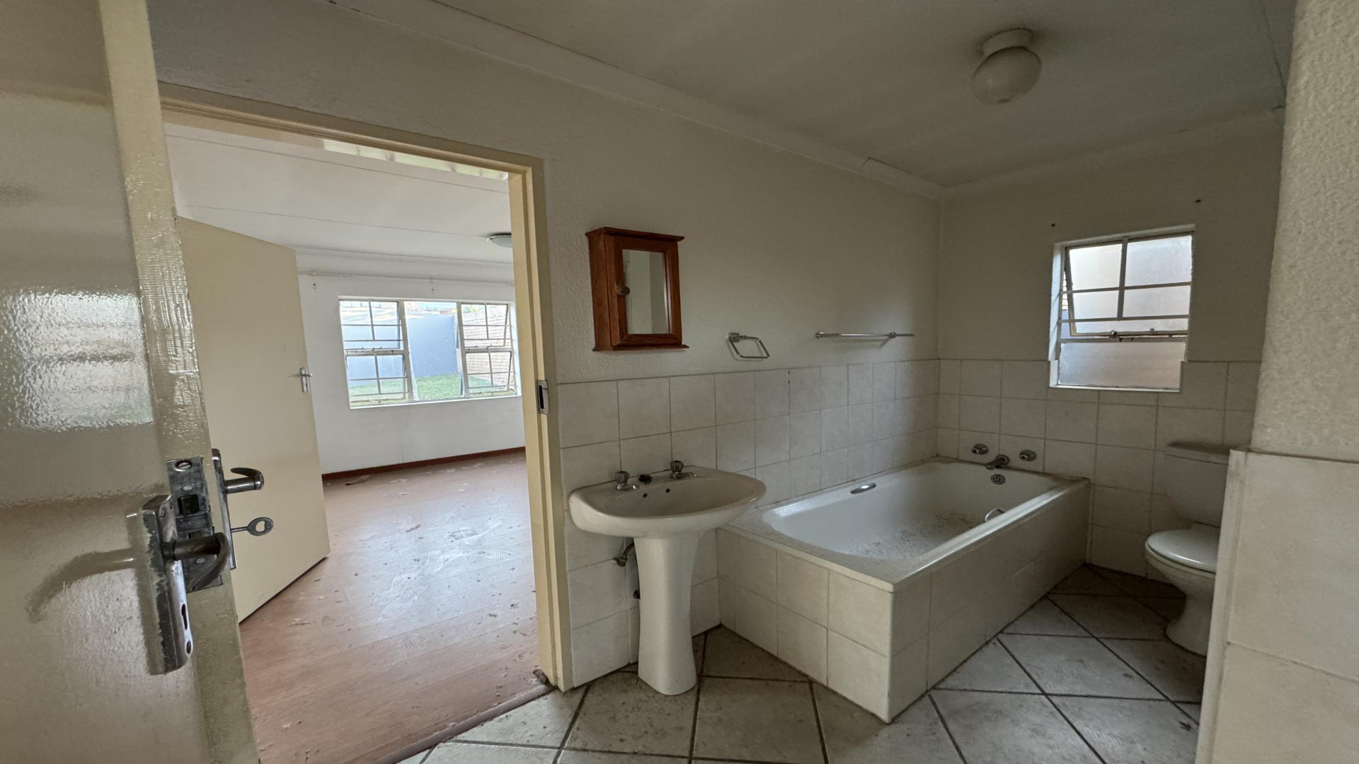 Bathroom 1 of property in Halfway Gardens