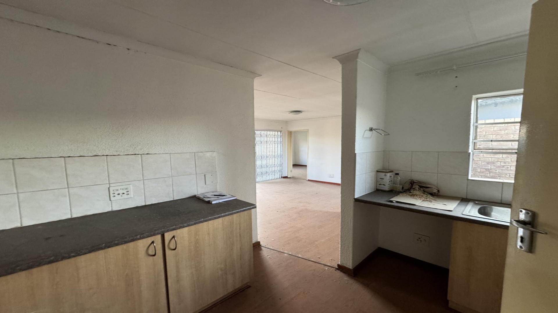 Kitchen of property in Halfway Gardens