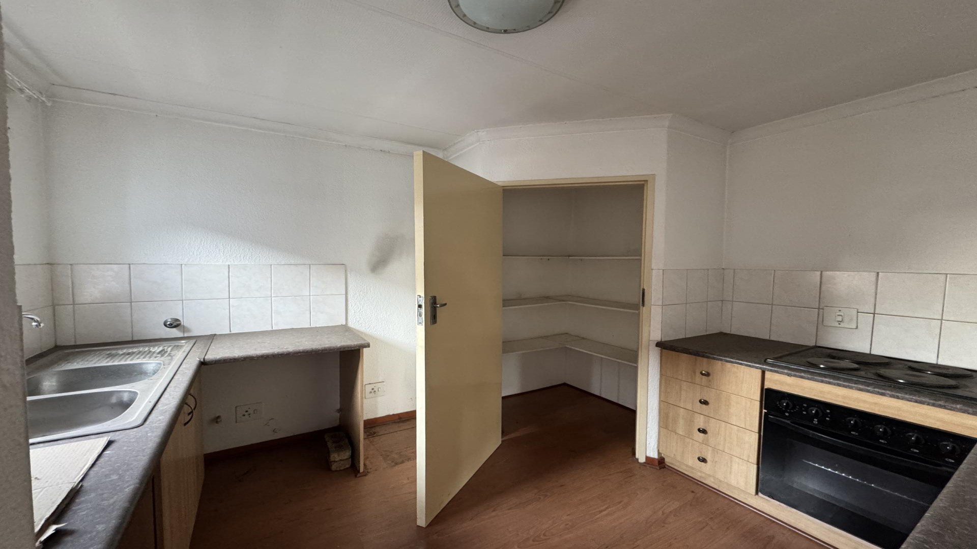 Kitchen of property in Halfway Gardens