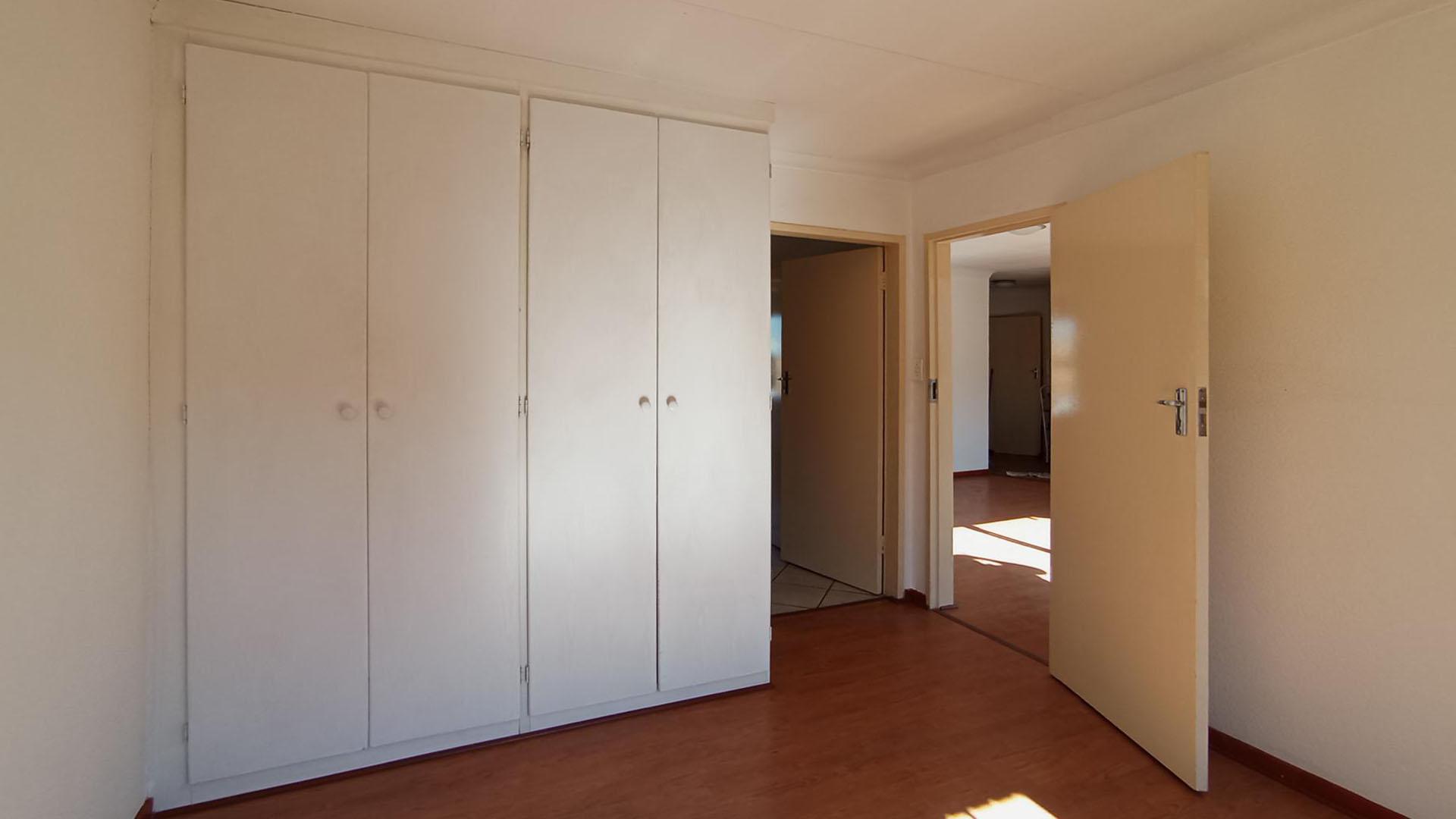 Bed Room 1 - 13 square meters of property in Halfway Gardens