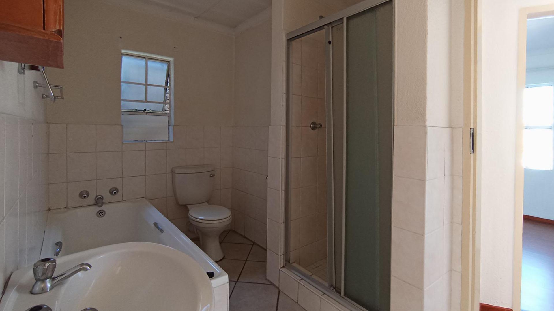 Bathroom 1 - 6 square meters of property in Halfway Gardens
