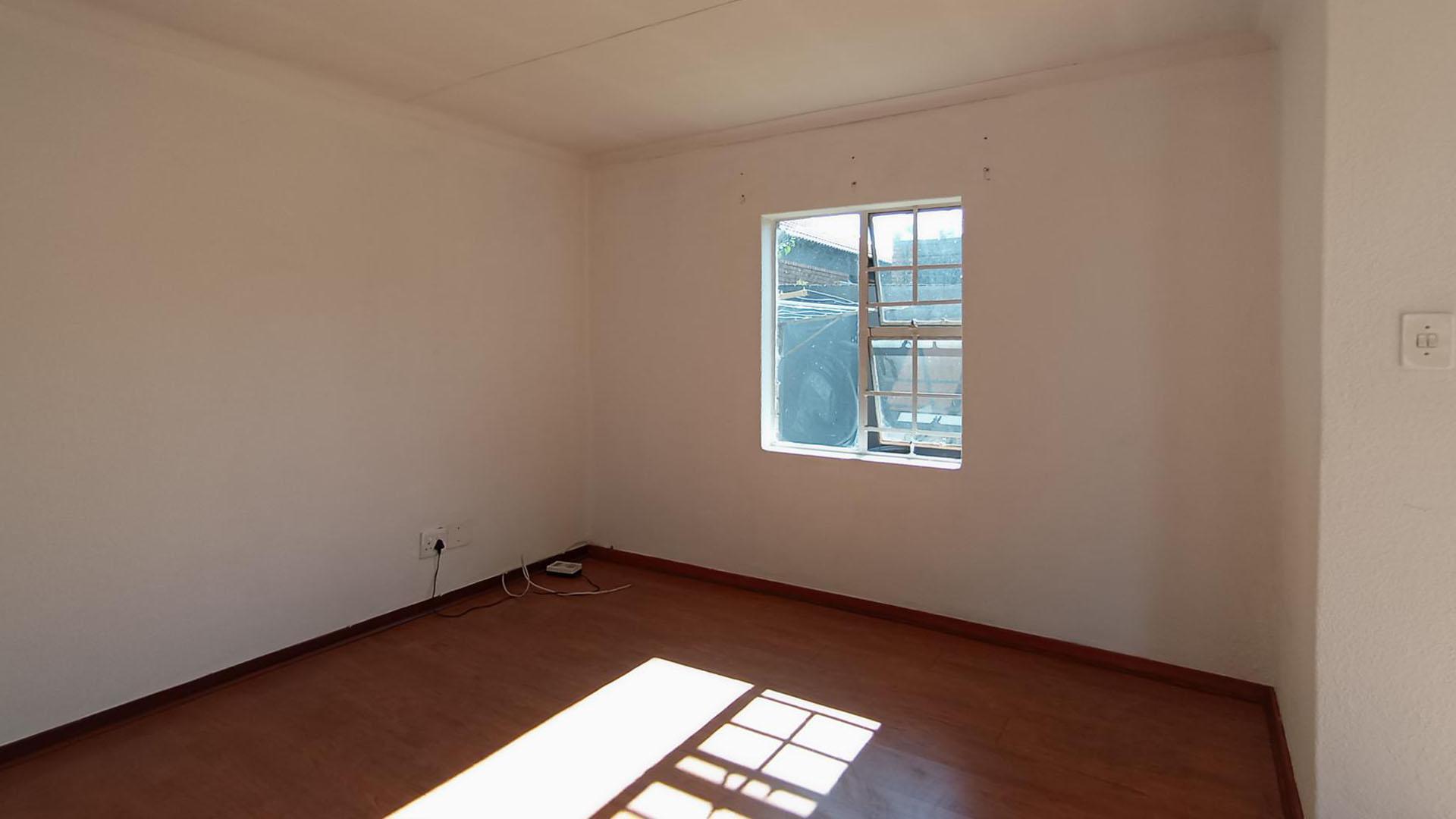 Lounges - 14 square meters of property in Halfway Gardens