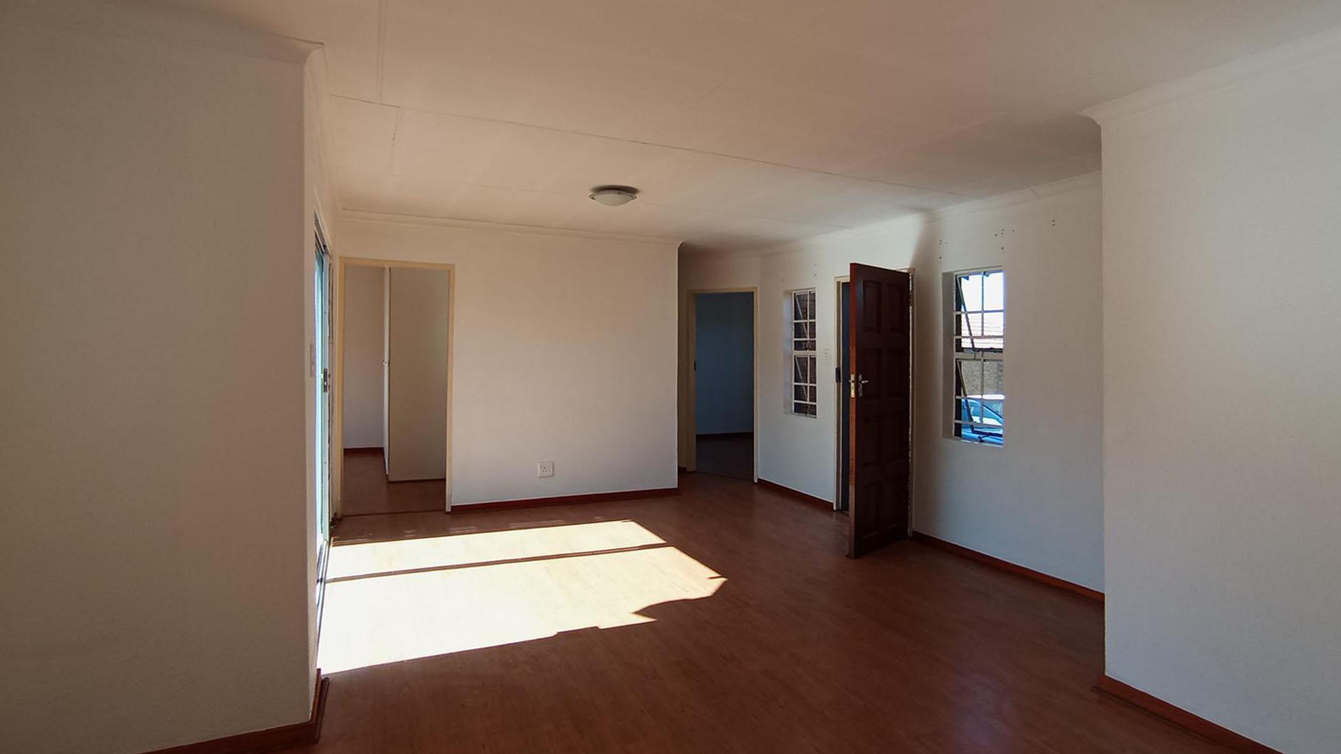 Lounges - 14 square meters of property in Halfway Gardens