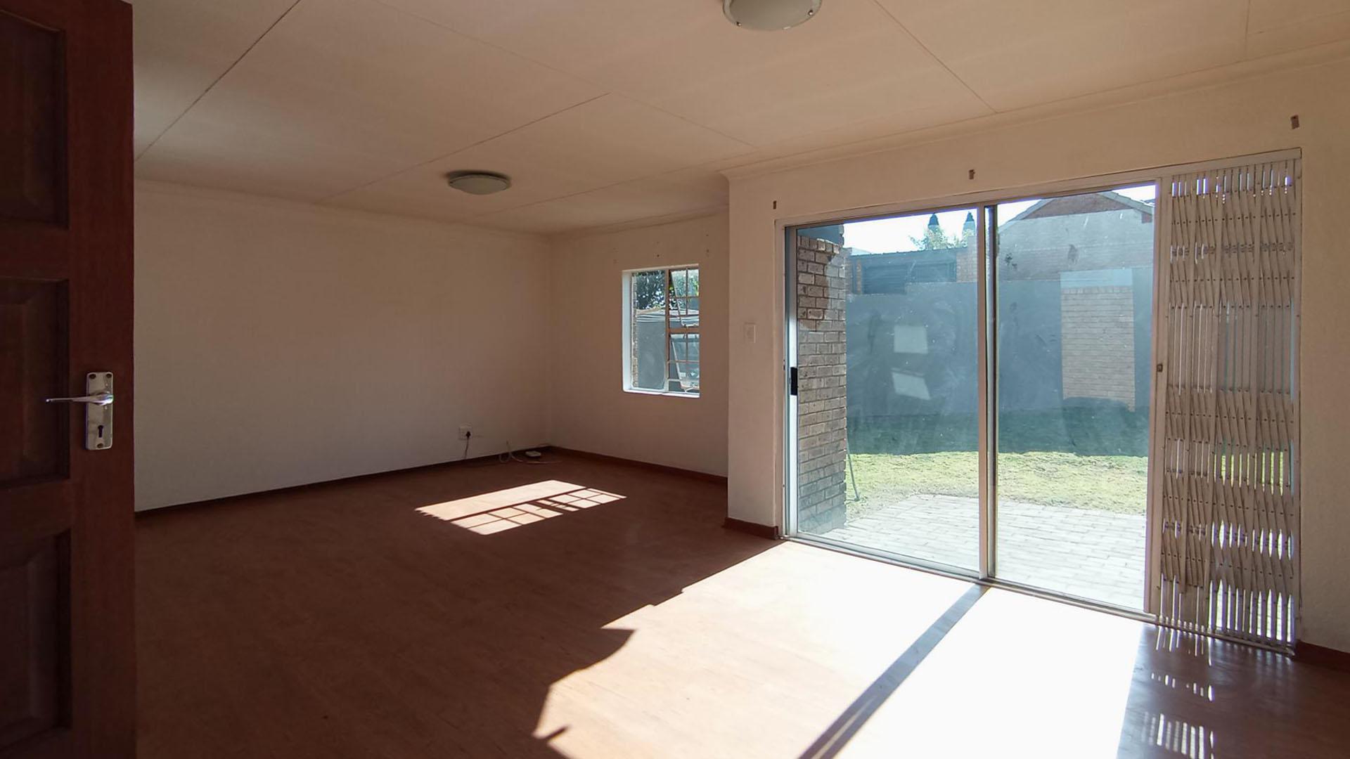 Dining Room - 13 square meters of property in Halfway Gardens