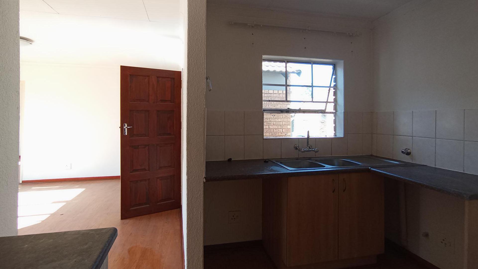Kitchen - 11 square meters of property in Halfway Gardens