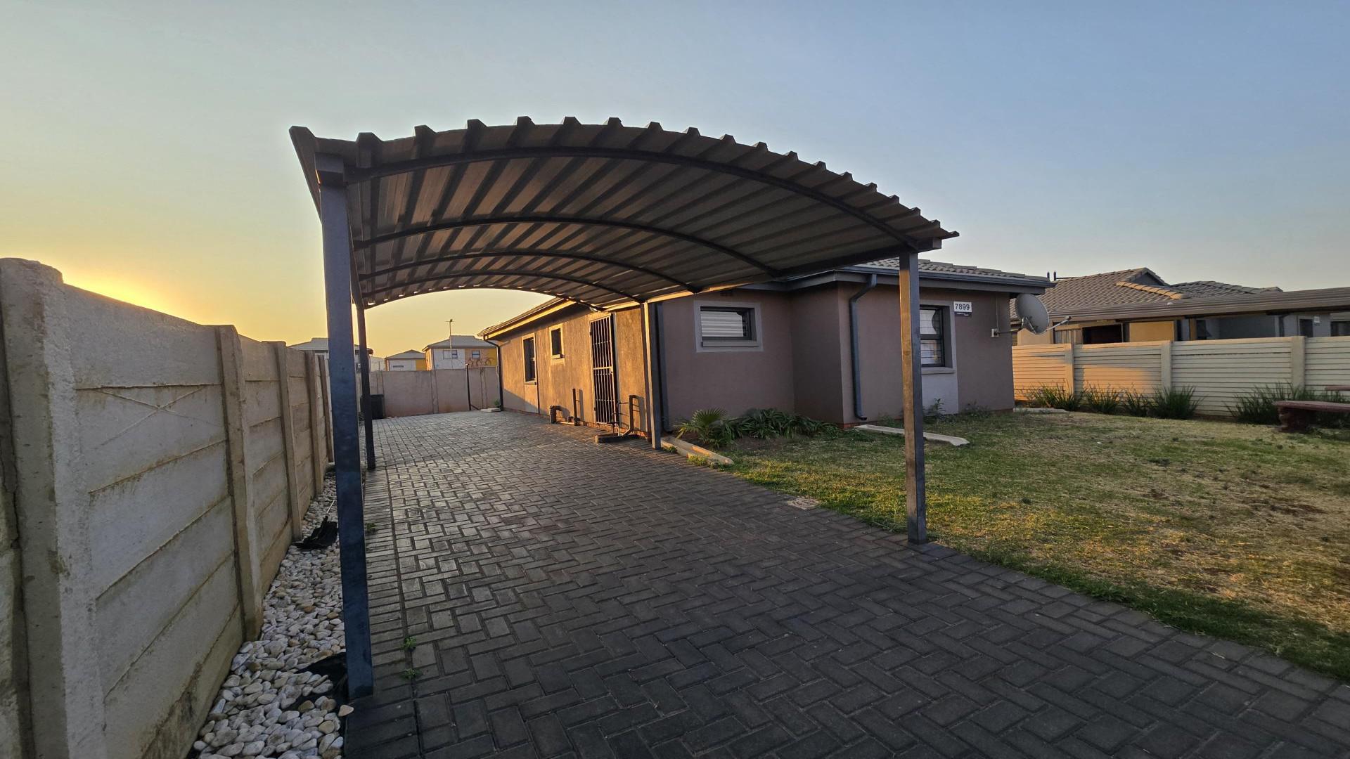 Front View of property in Lotus Gardens