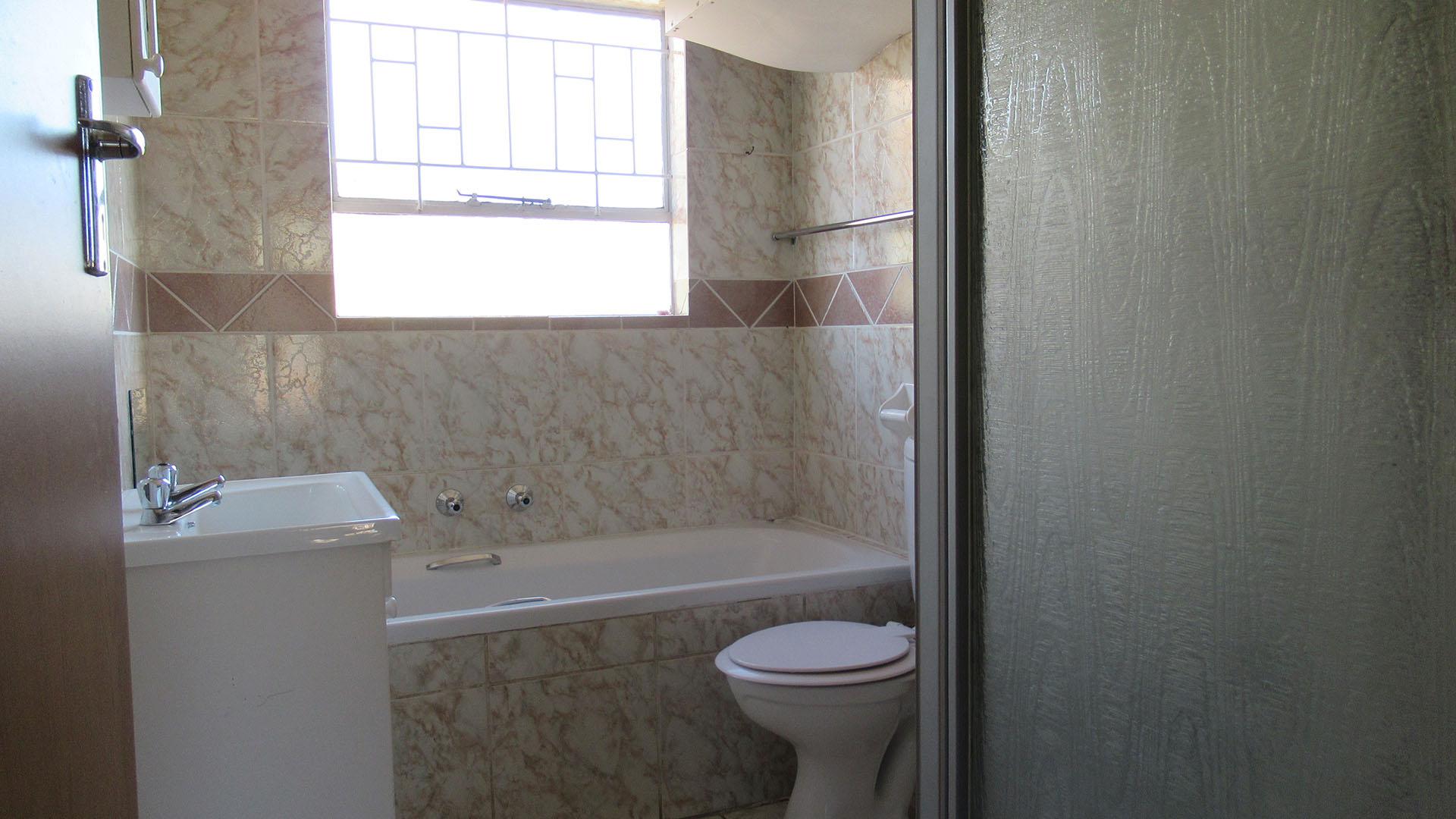 Bathroom 1 - 6 square meters of property in Rant-En-Dal