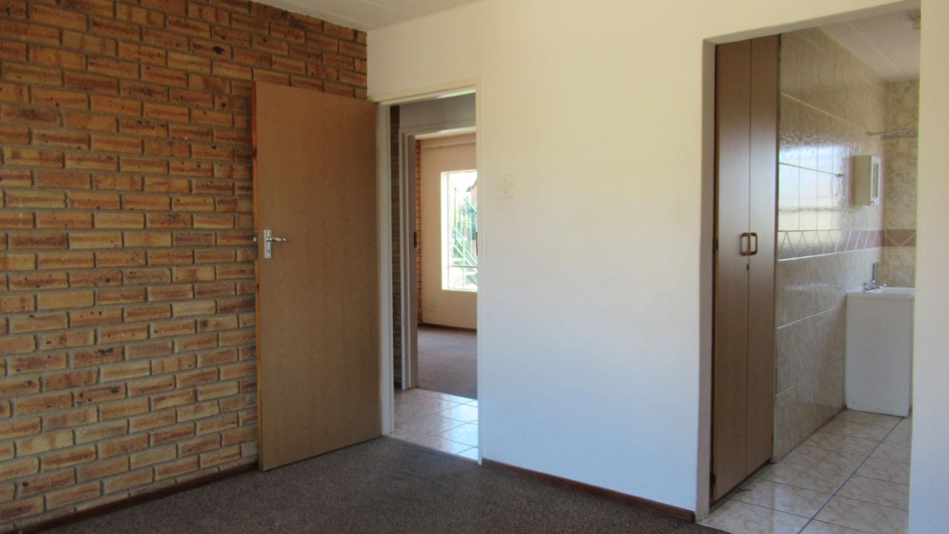 Main Bedroom - 14 square meters of property in Rant-En-Dal