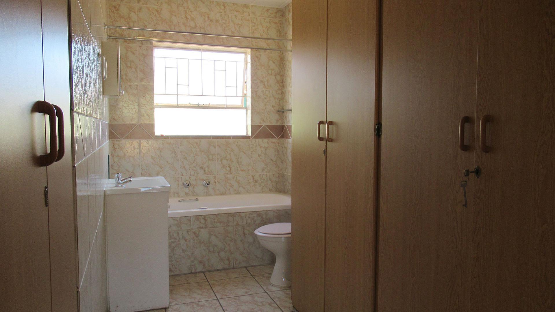 Main Bathroom - 7 square meters of property in Rant-En-Dal