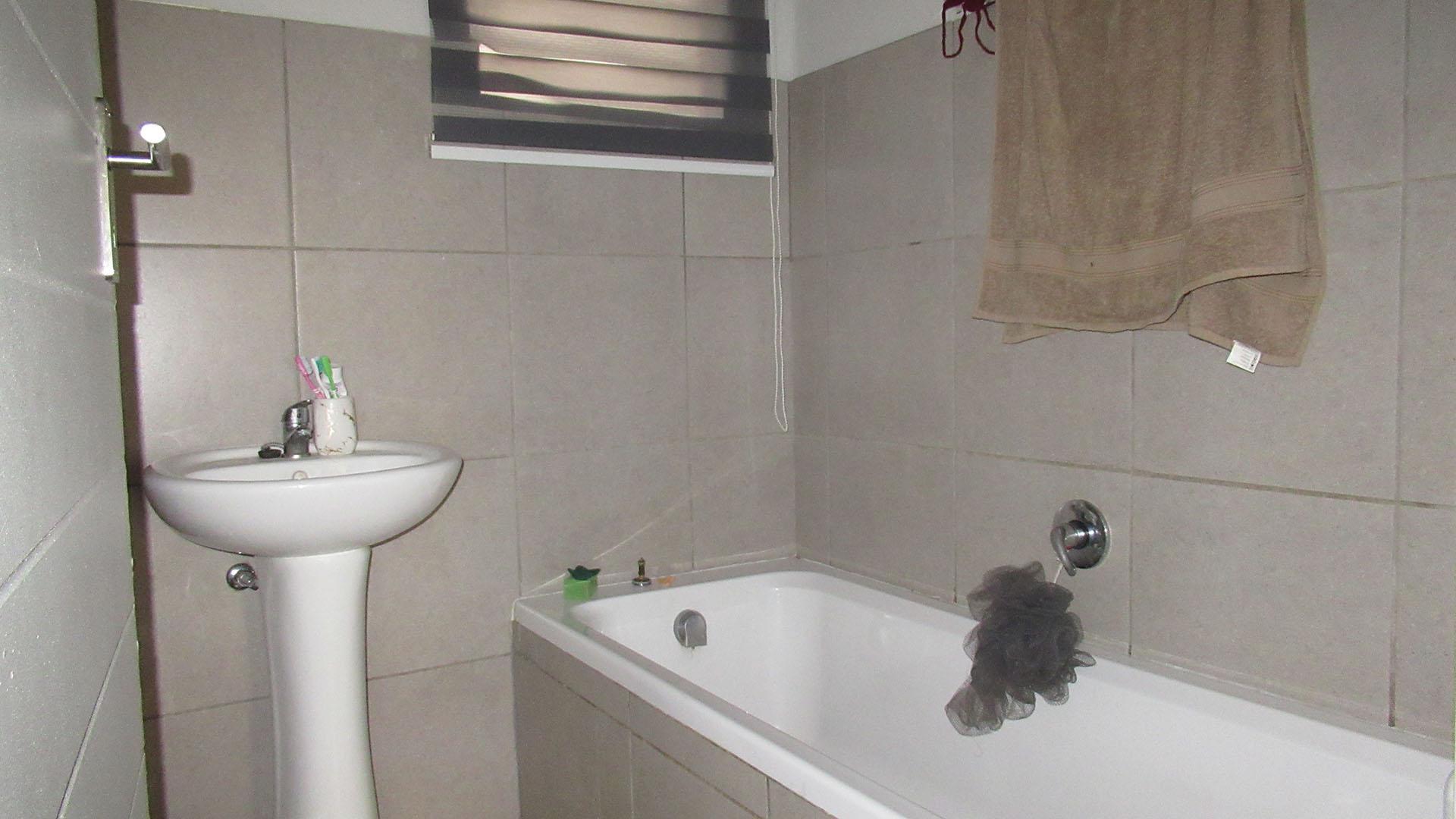 Bathroom 1 - 6 square meters of property in Protea Glen