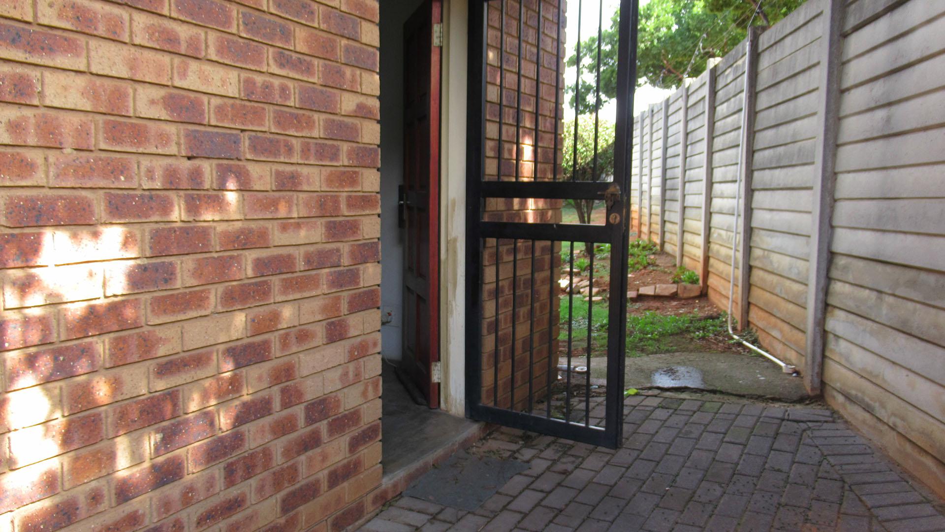 Front View of property in Mondeor