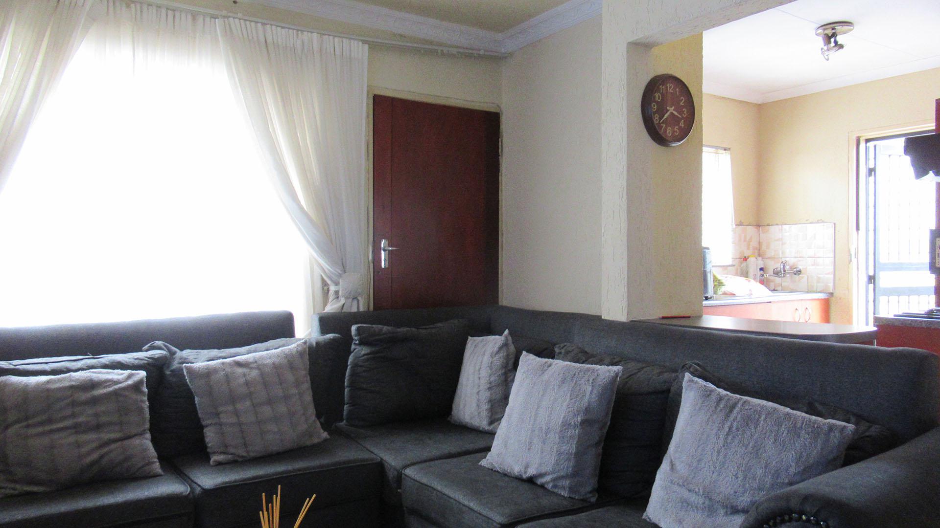 Lounges - 12 square meters of property in Mondeor