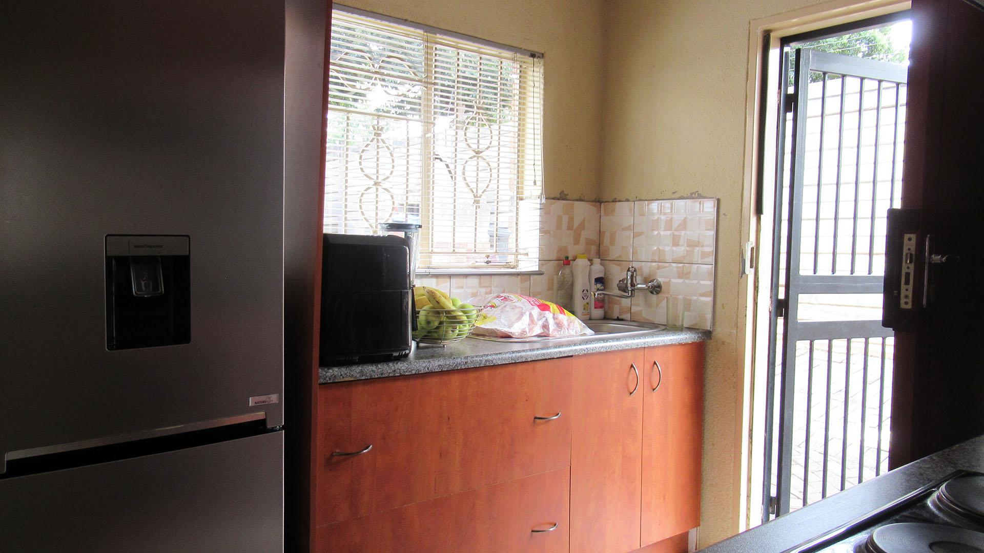 Kitchen - 6 square meters of property in Mondeor