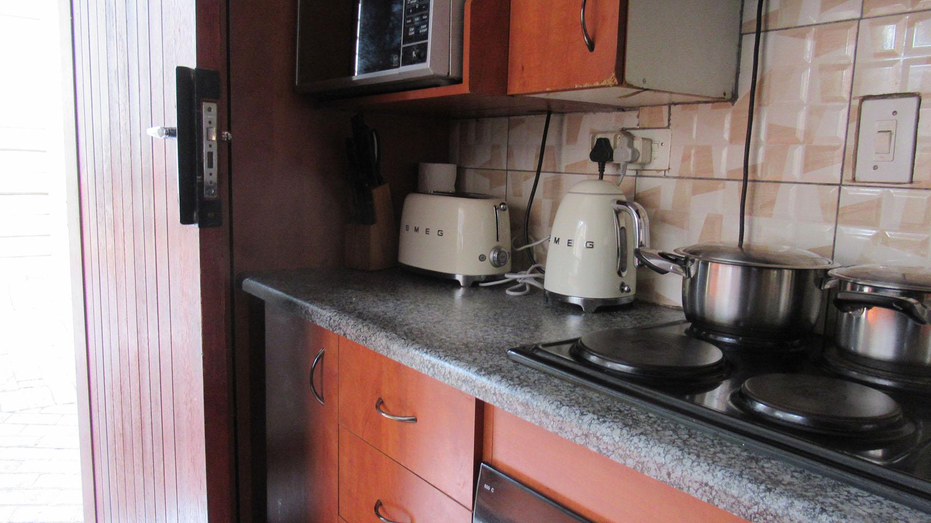 Kitchen - 6 square meters of property in Mondeor