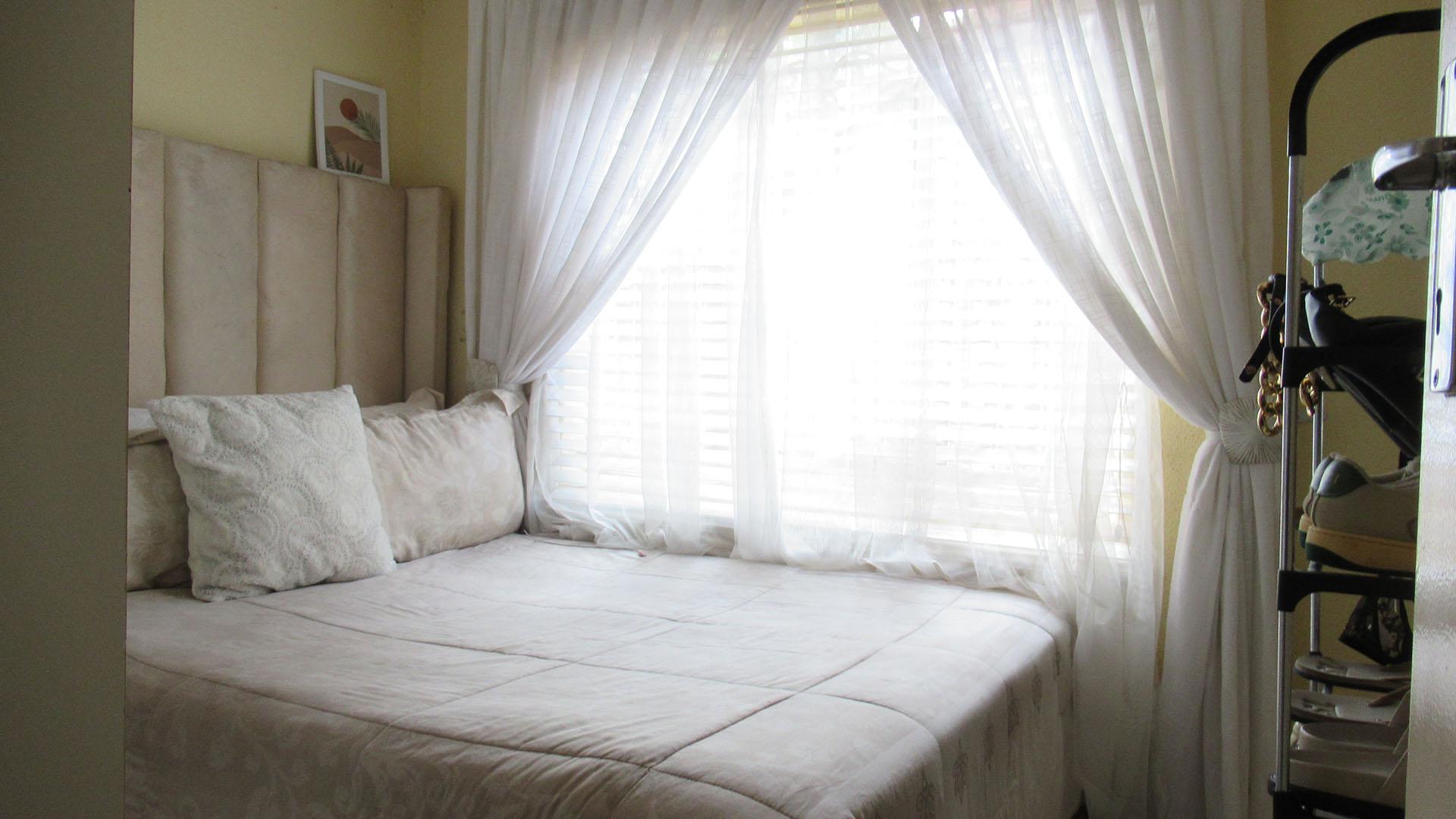 Bed Room 1 - 16 square meters of property in Mondeor