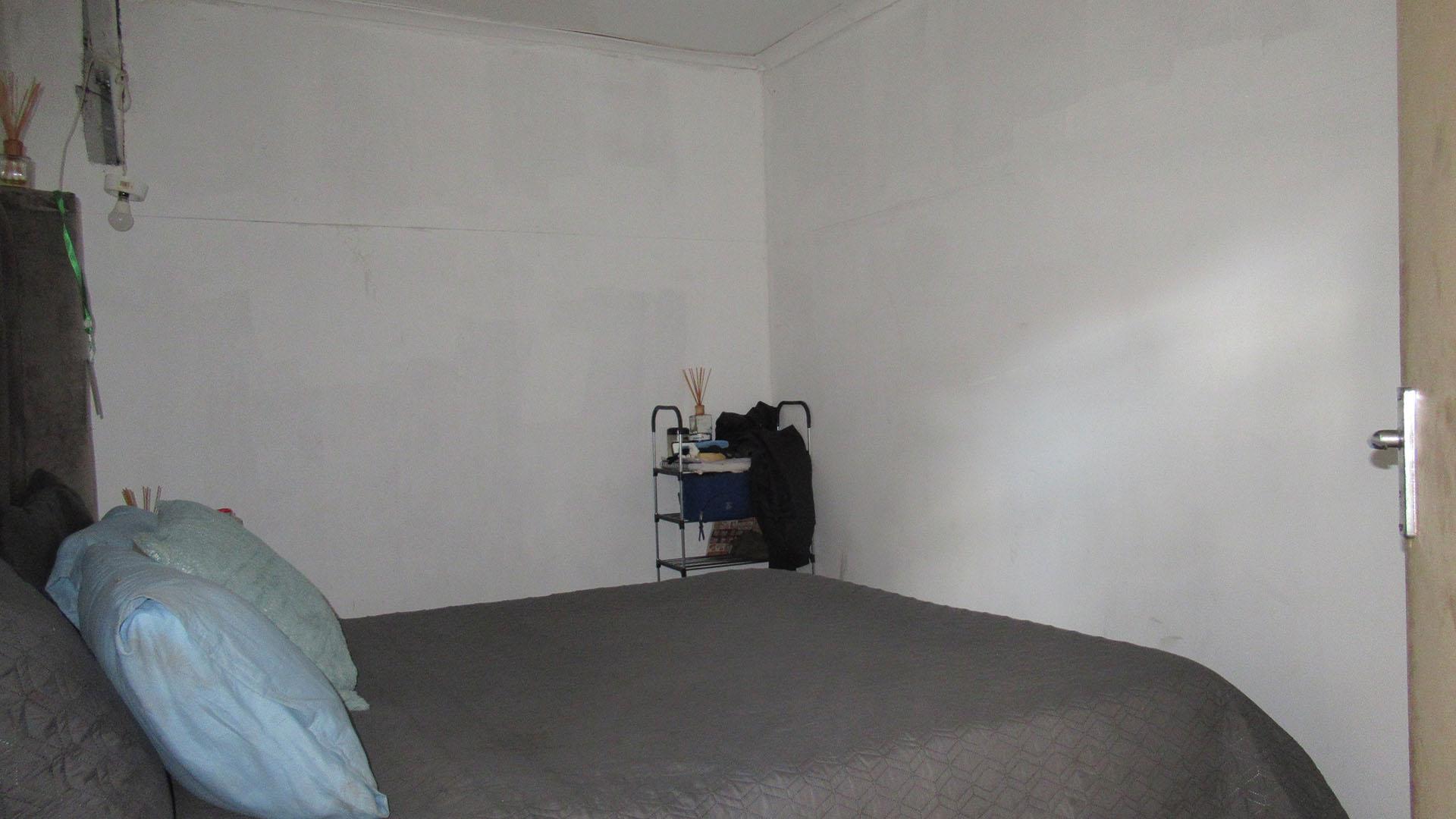 Bed Room 1 - 16 square meters of property in Mondeor