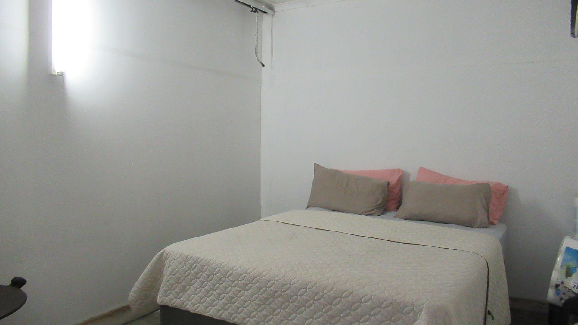 Bed Room 2 - 22 square meters of property in Mondeor