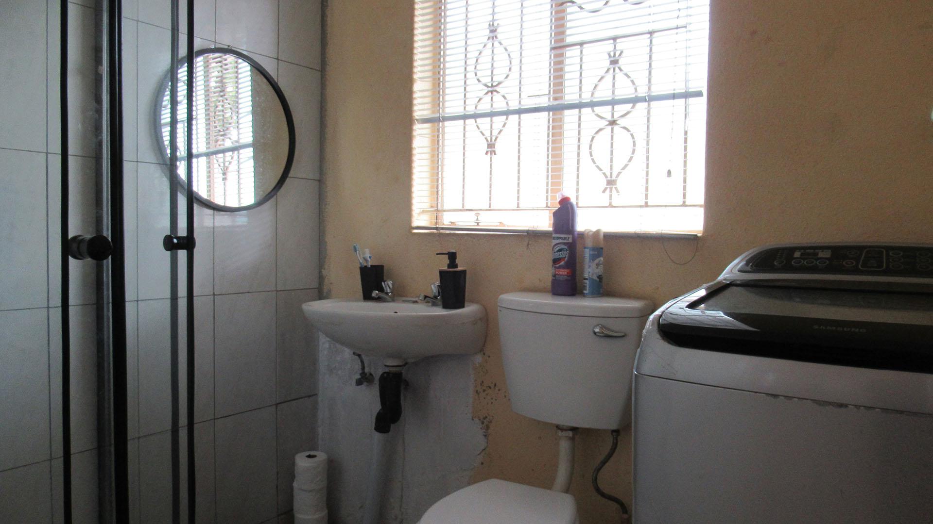 Bathroom 1 - 5 square meters of property in Mondeor
