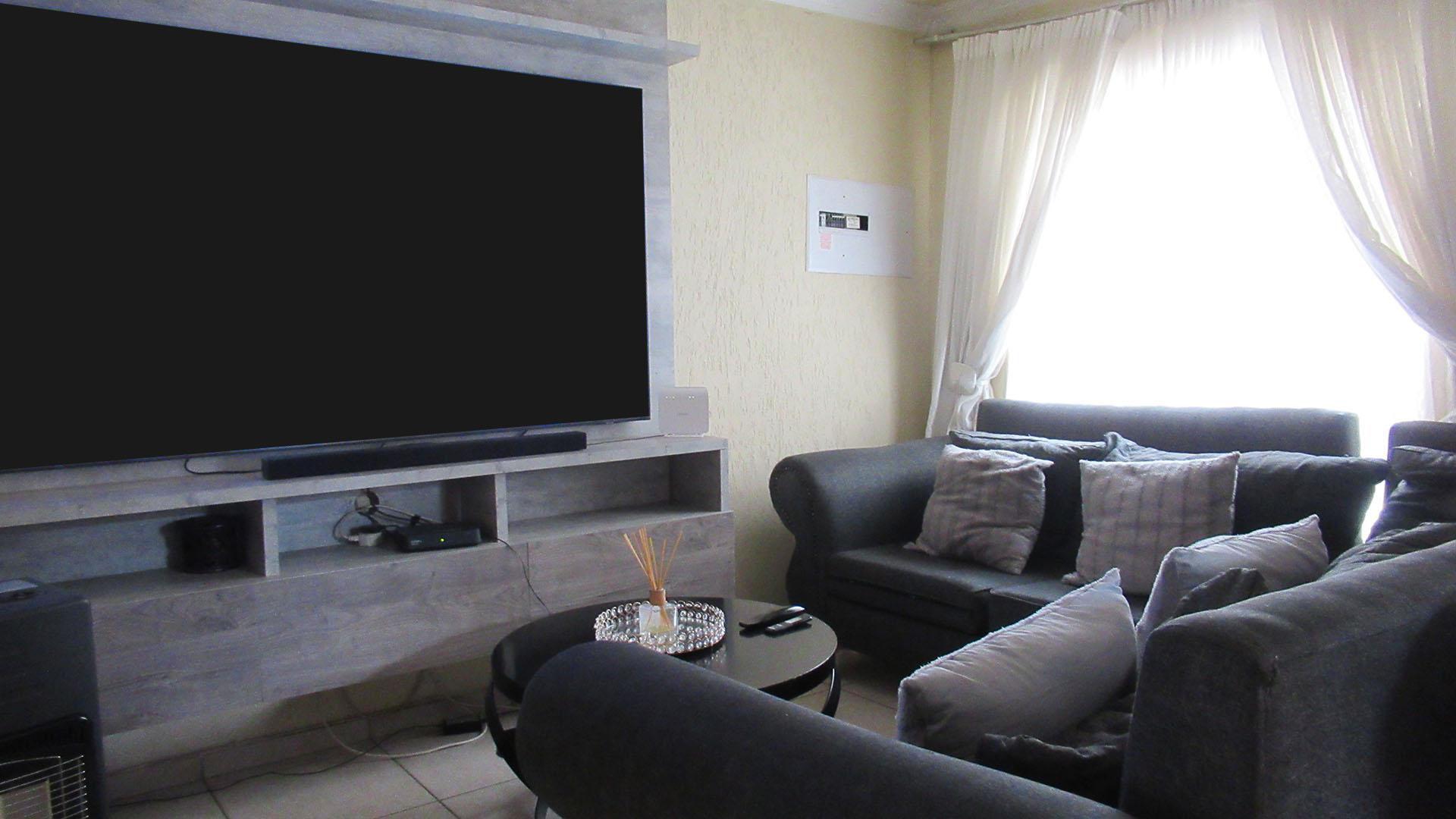 Lounges - 12 square meters of property in Mondeor