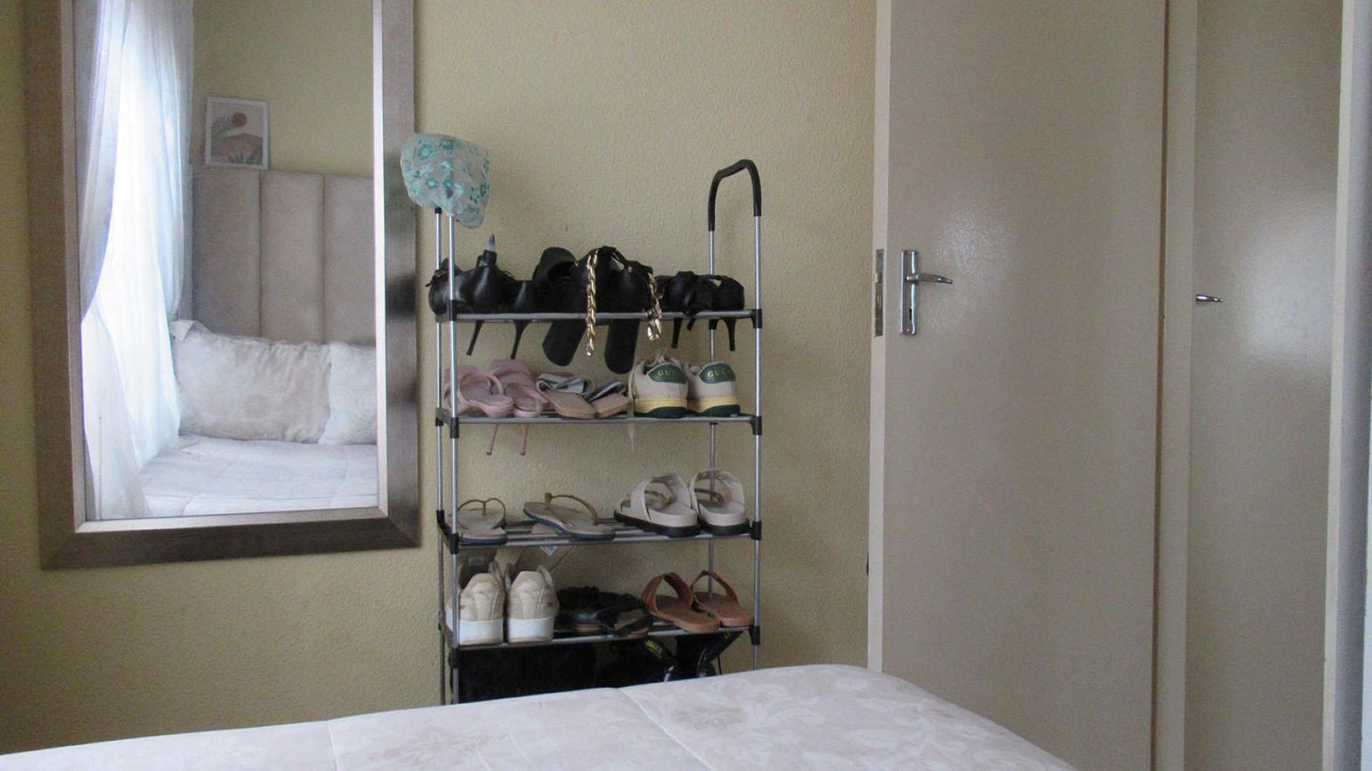 Bed Room 1 - 16 square meters of property in Mondeor