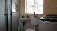 Bathroom 1 - 5 square meters of property in Mondeor