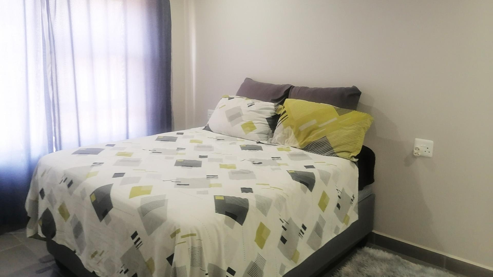 Main Bedroom of property in Heidedal