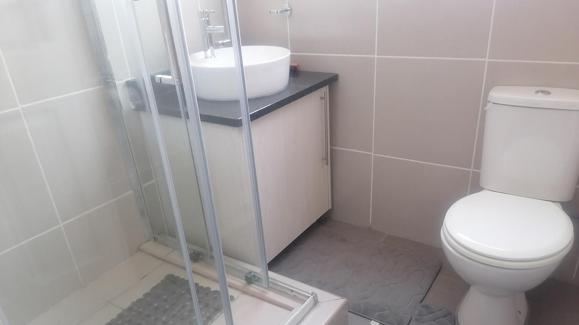 Main Bathroom of property in Heidedal