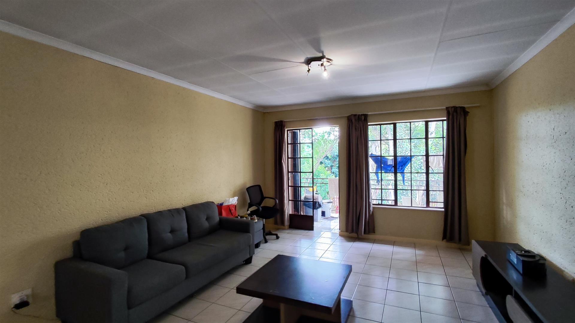 Lounges - 25 square meters of property in Windsor West