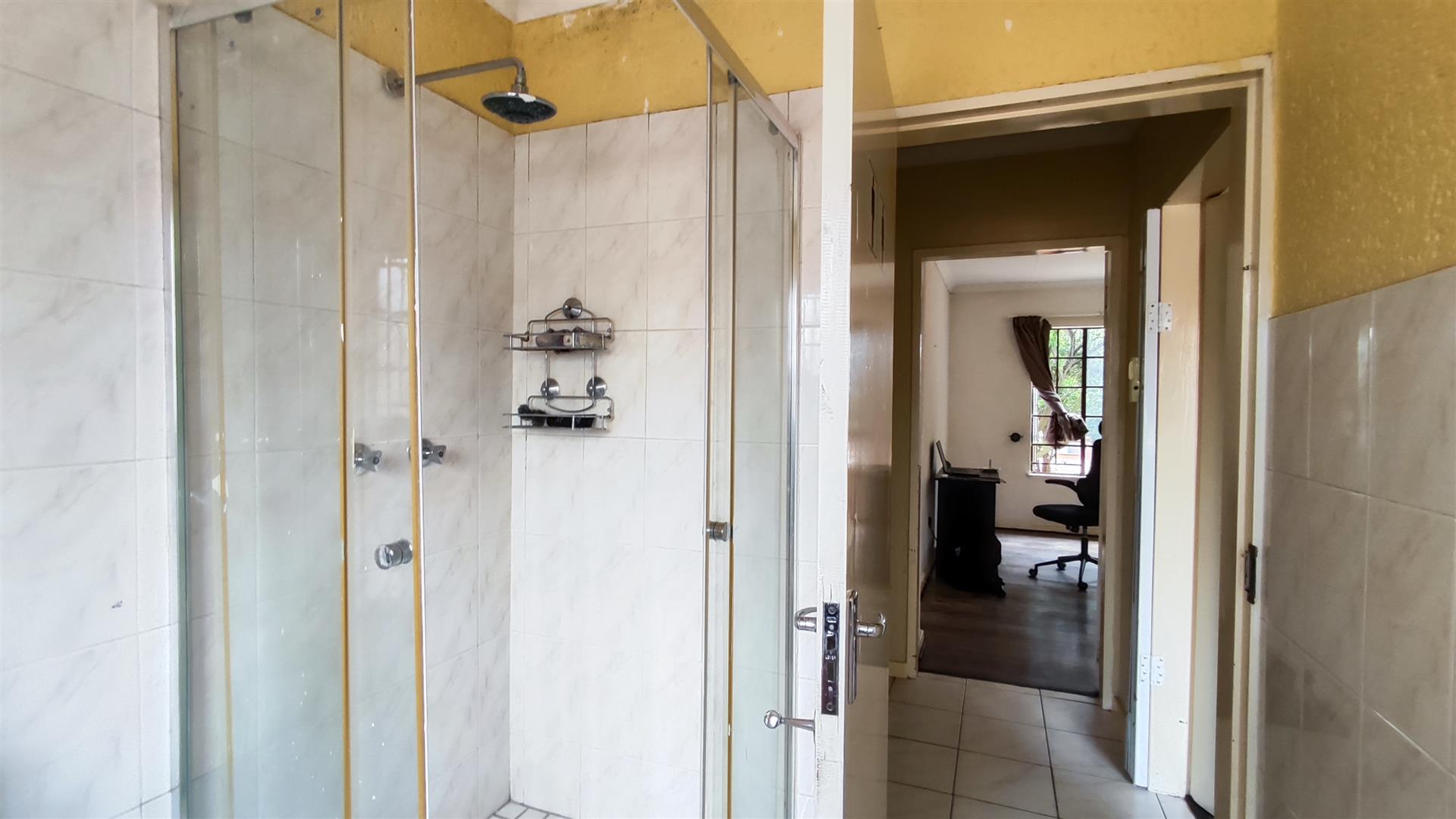 Bathroom 1 - 6 square meters of property in Windsor West