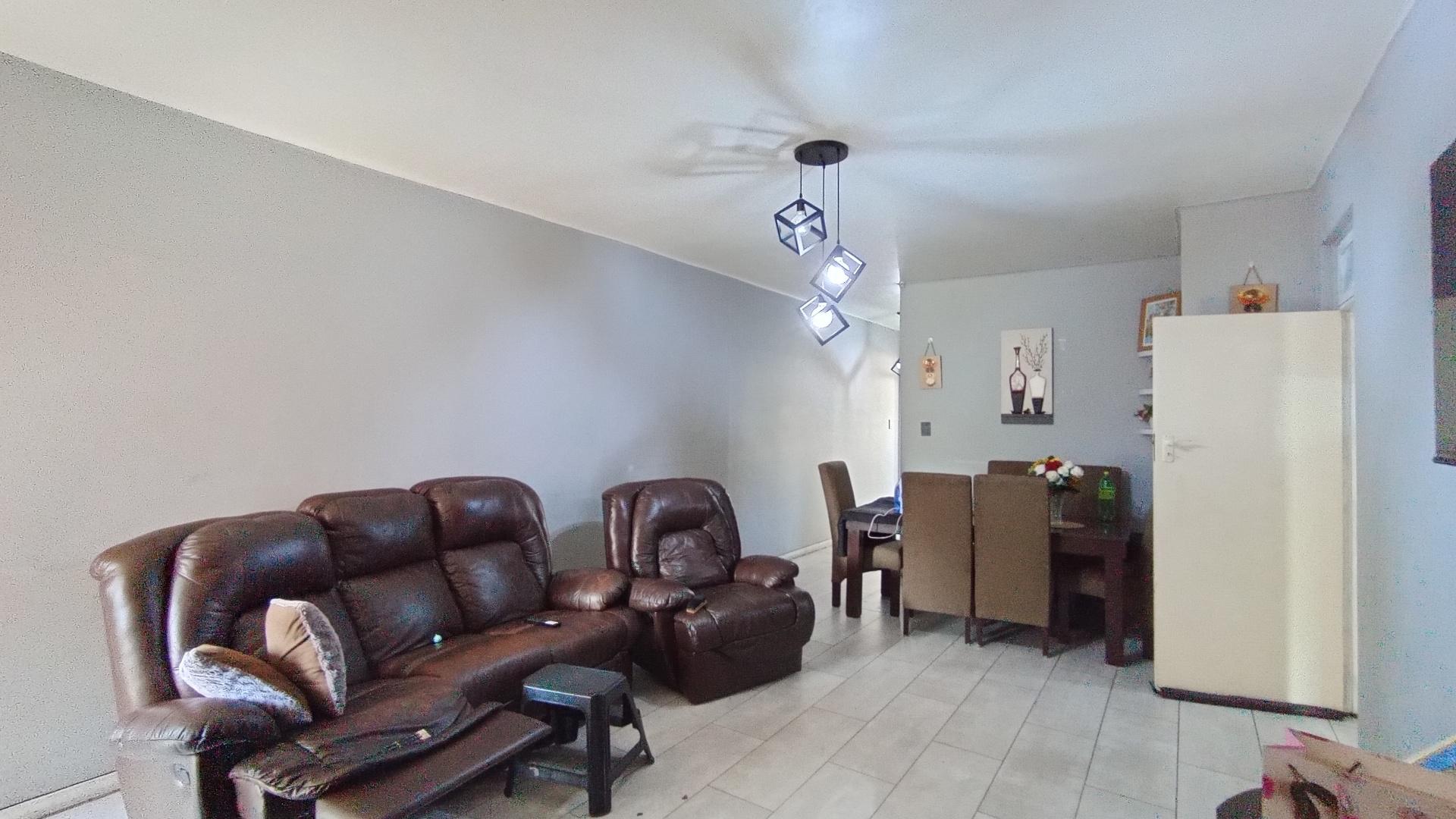 Lounges - 19 square meters of property in Musgrave