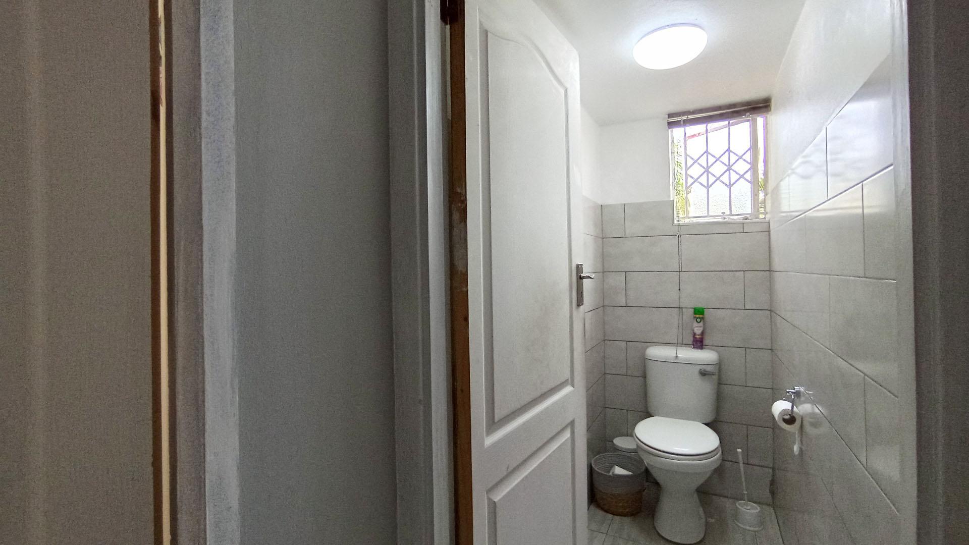 Bathroom 1 - 8 square meters of property in Musgrave