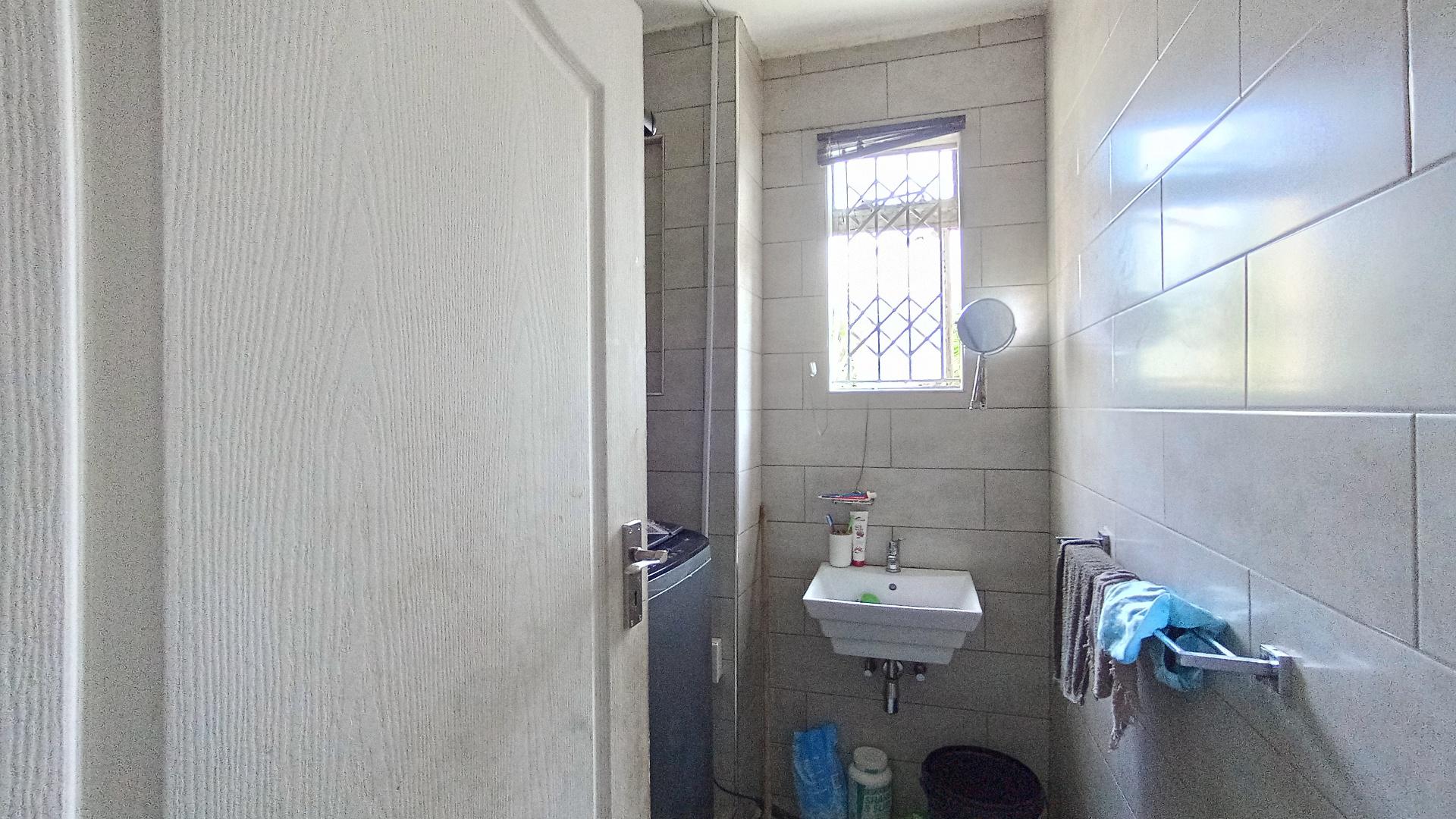 Bathroom 1 - 8 square meters of property in Musgrave