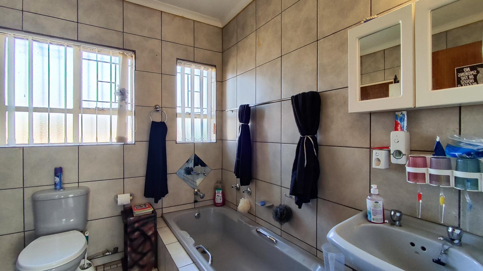 Bathroom 1 - 8 square meters of property in Selcourt