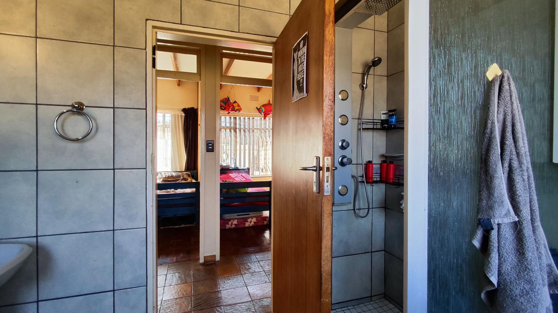 Bathroom 1 - 8 square meters of property in Selcourt