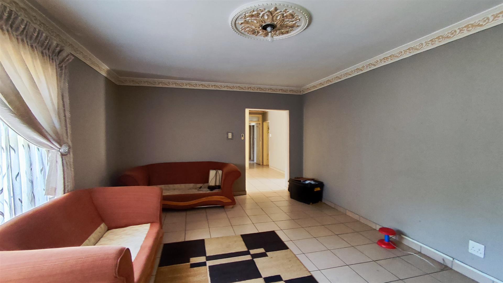 Lounges - 29 square meters of property in Vanderbijlpark