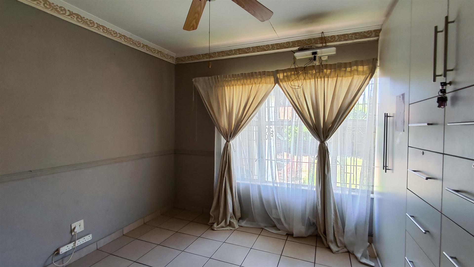 Bed Room 1 - 14 square meters of property in Vanderbijlpark
