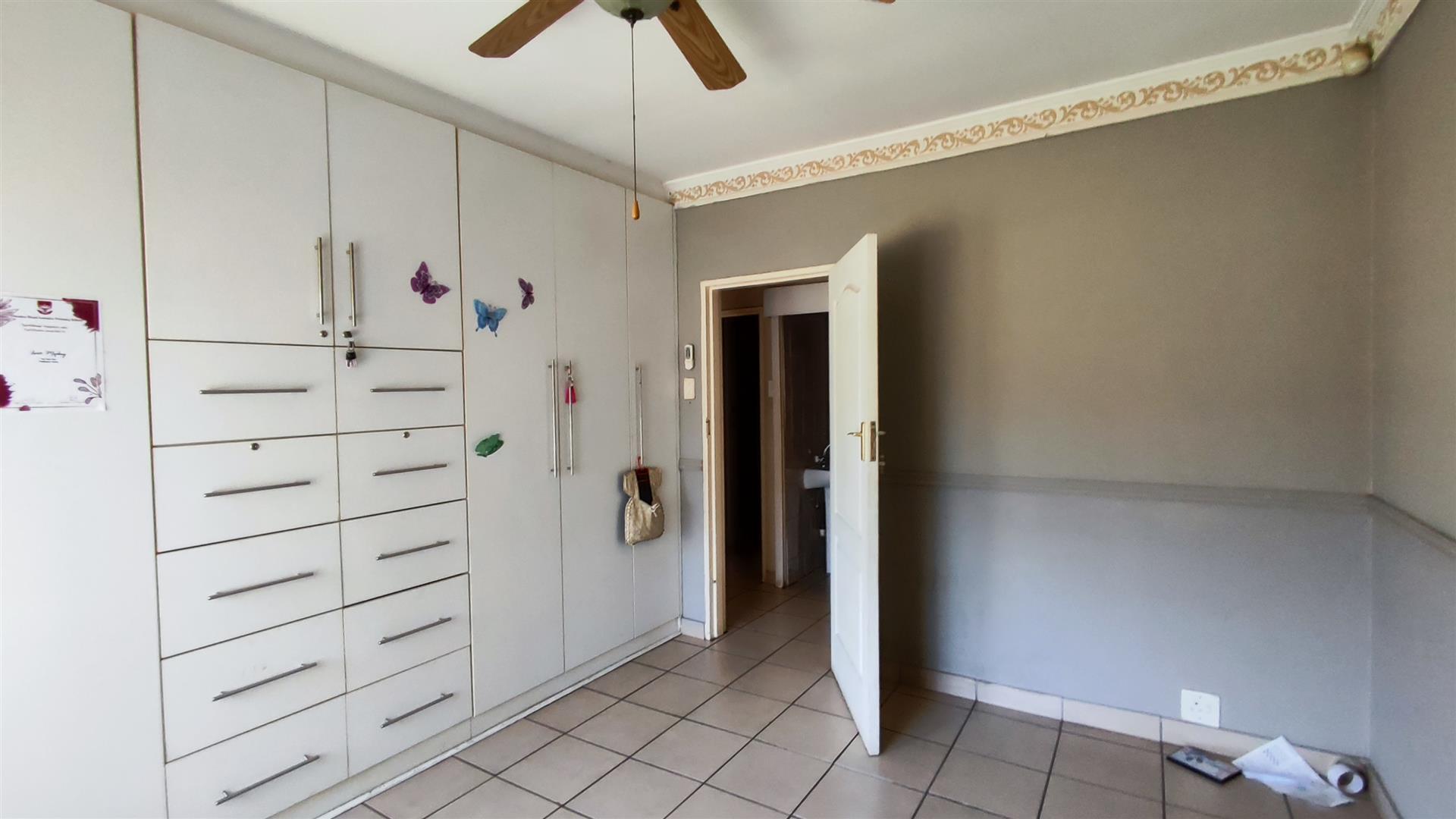 Bed Room 1 - 14 square meters of property in Vanderbijlpark