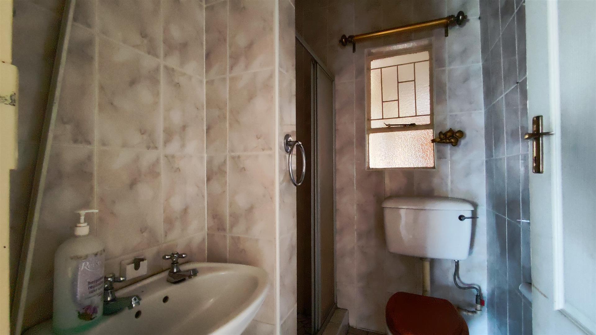 Bathroom 1 - 4 square meters of property in Vanderbijlpark