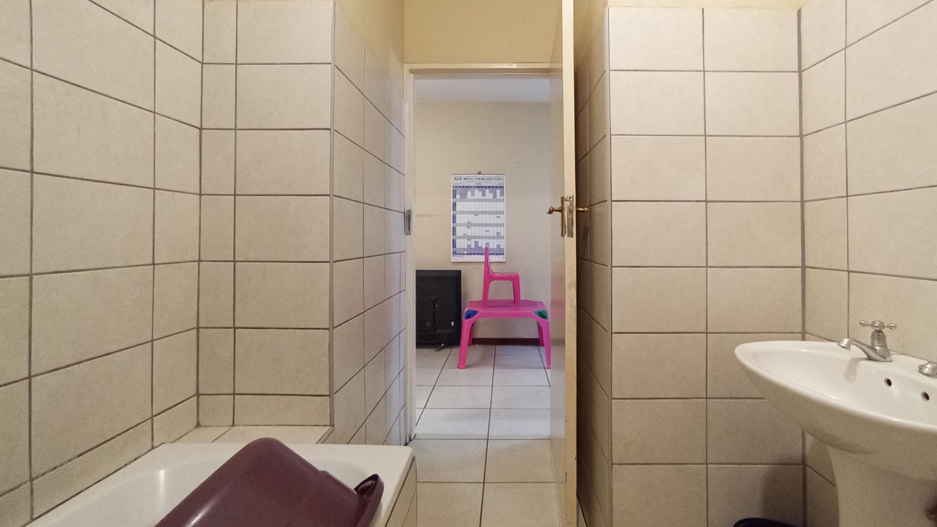 Bathroom 1 - 5 square meters of property in Sunnyside