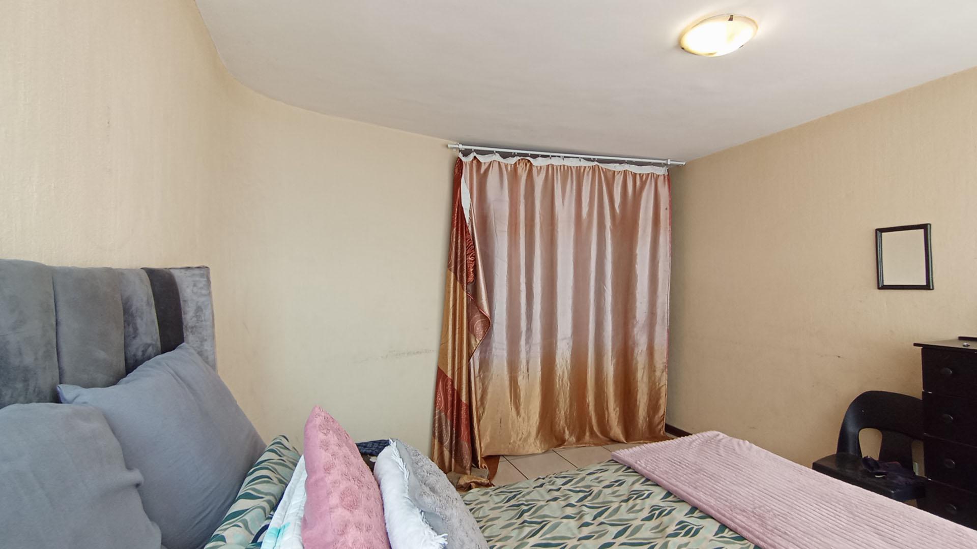 Lounges - 15 square meters of property in Sunnyside