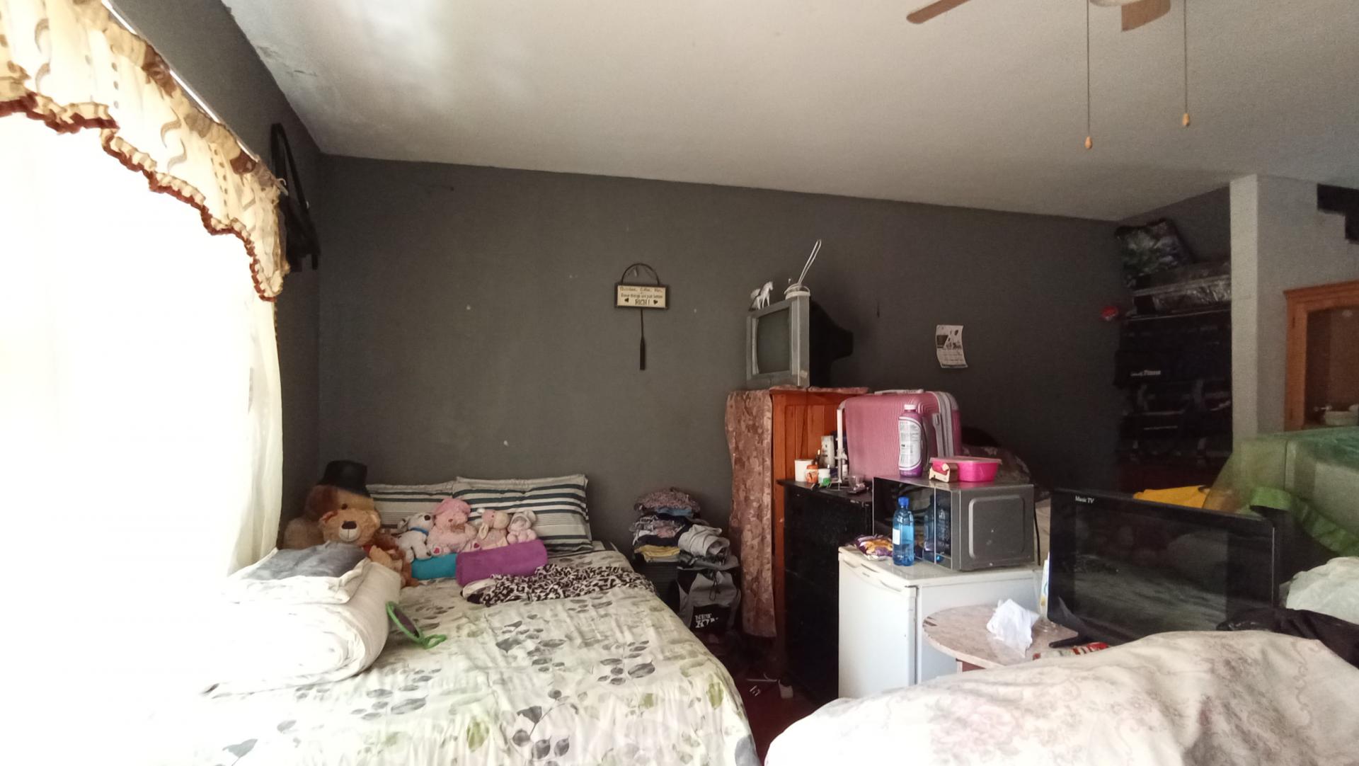 Lounges - 24 square meters of property in Windsor