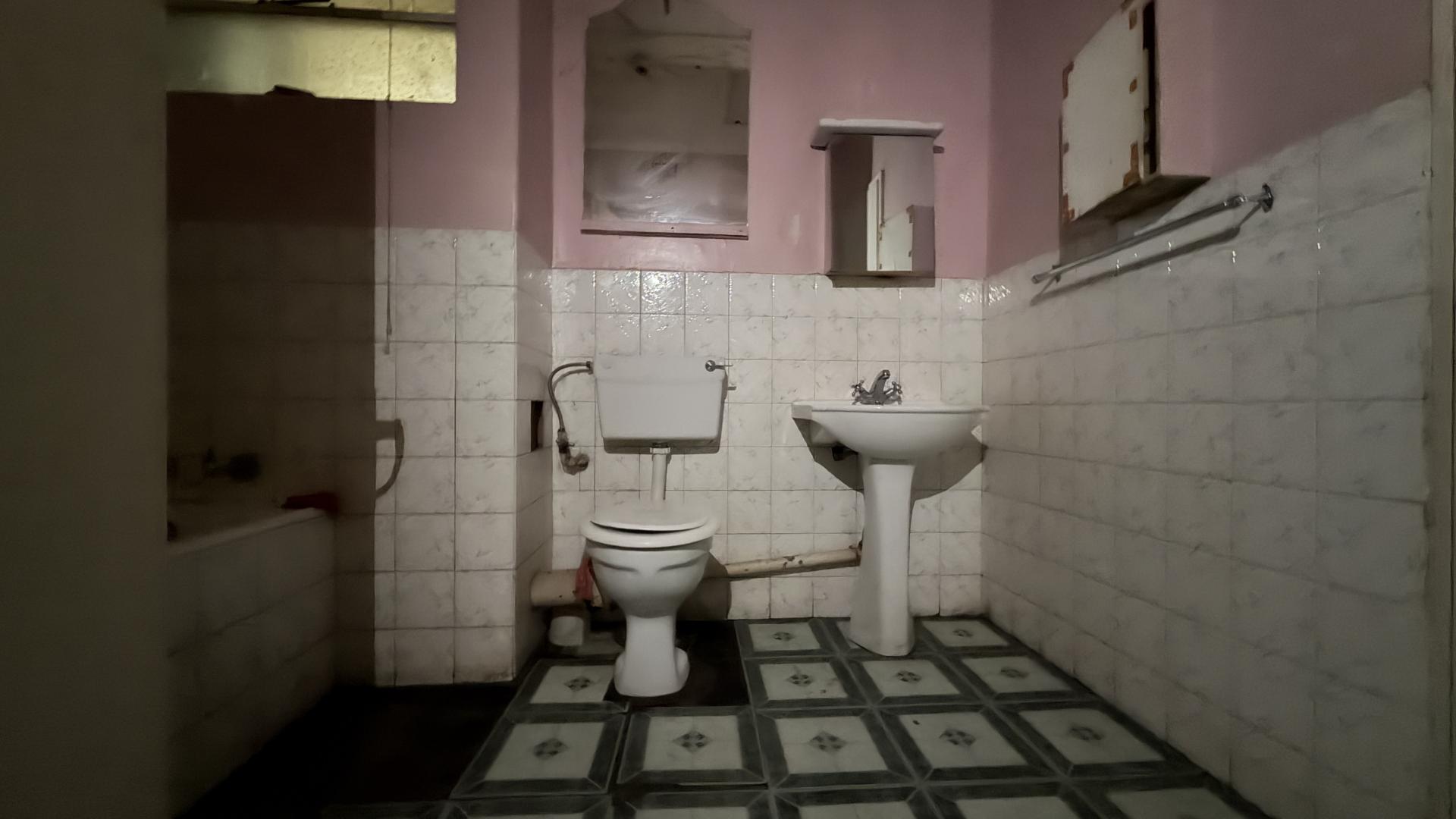 Bathroom 1 - 7 square meters of property in Windsor
