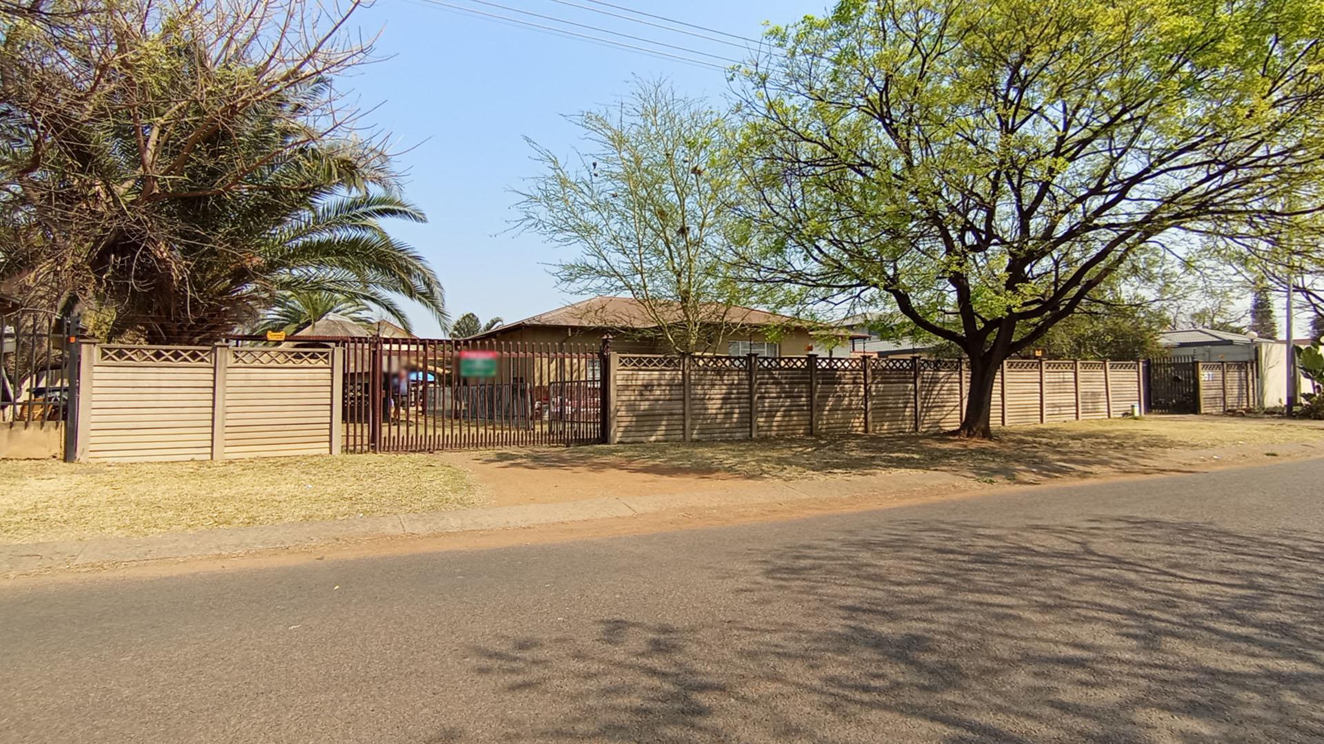 Front View of property in Daspoort