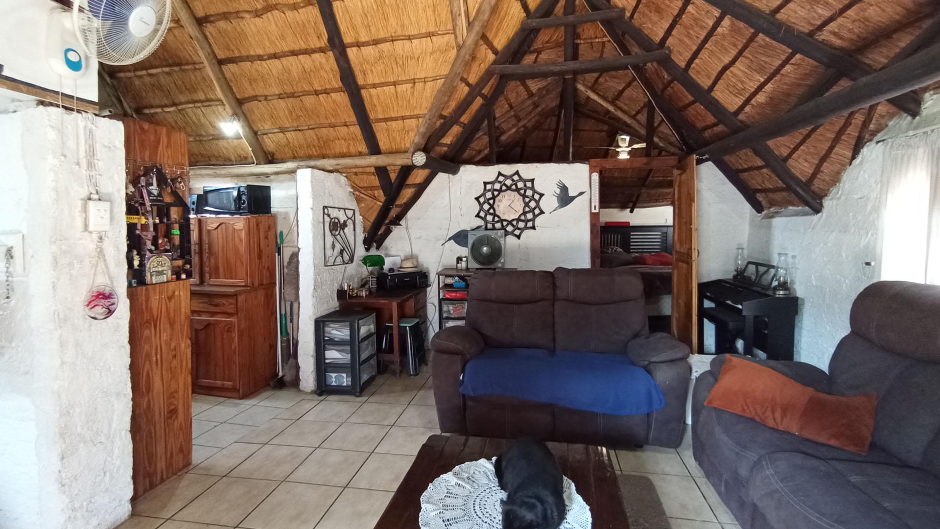 Lounges - 50 square meters of property in Daspoort