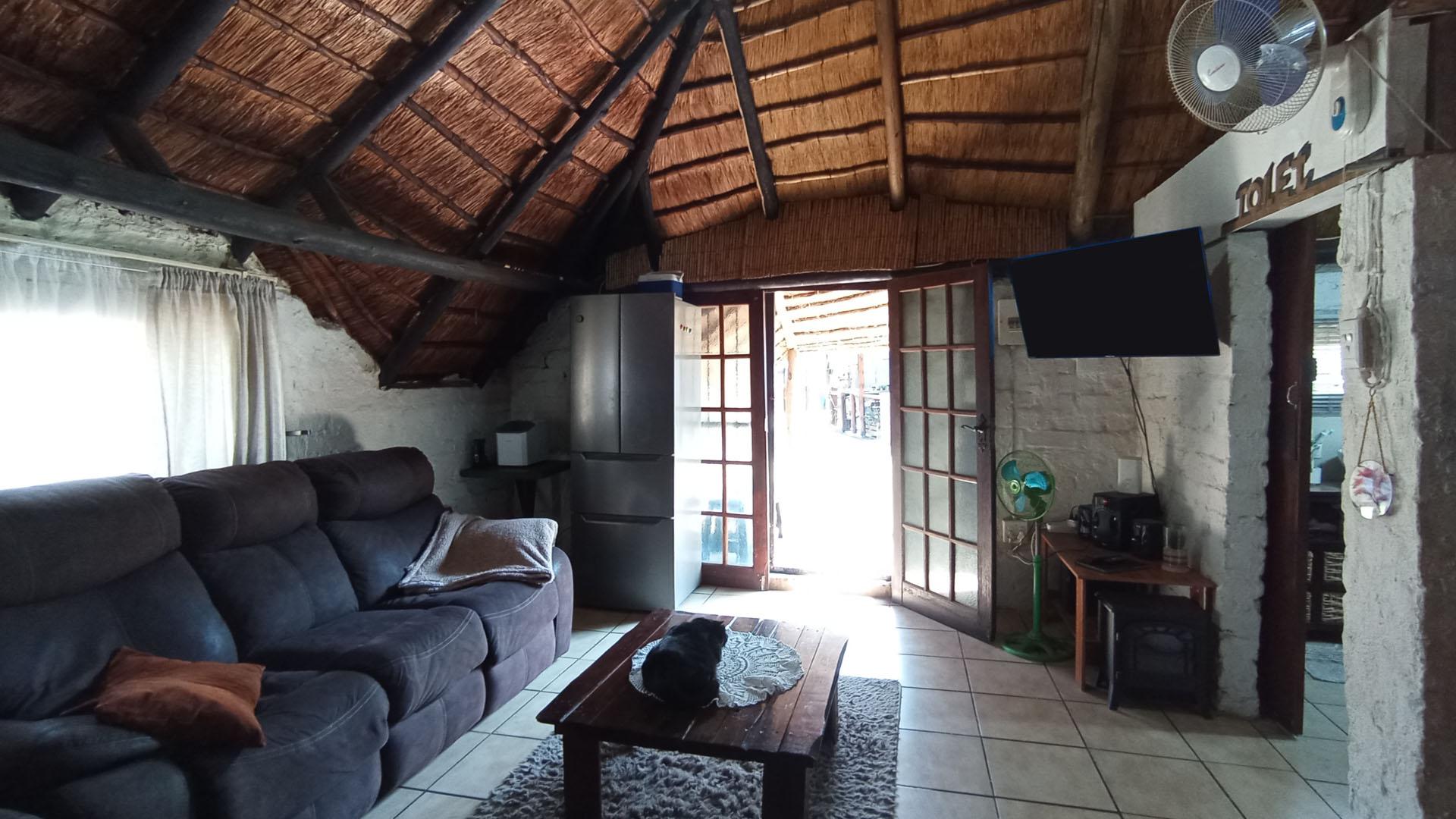 Lounges - 50 square meters of property in Daspoort