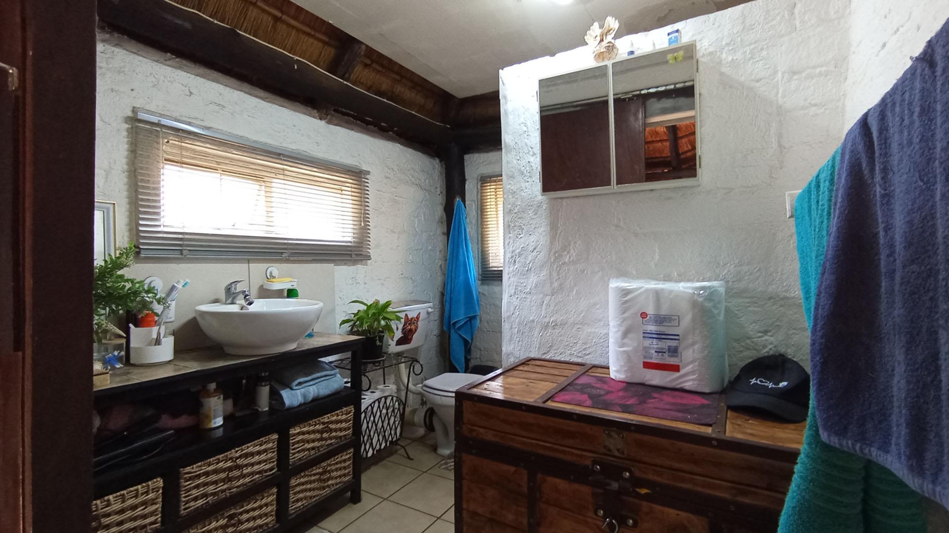 Bathroom 1 - 16 square meters of property in Daspoort