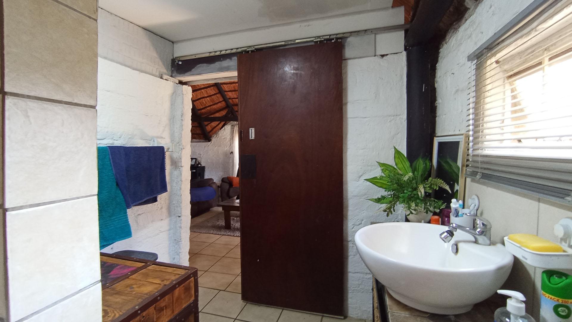 Bathroom 1 - 16 square meters of property in Daspoort