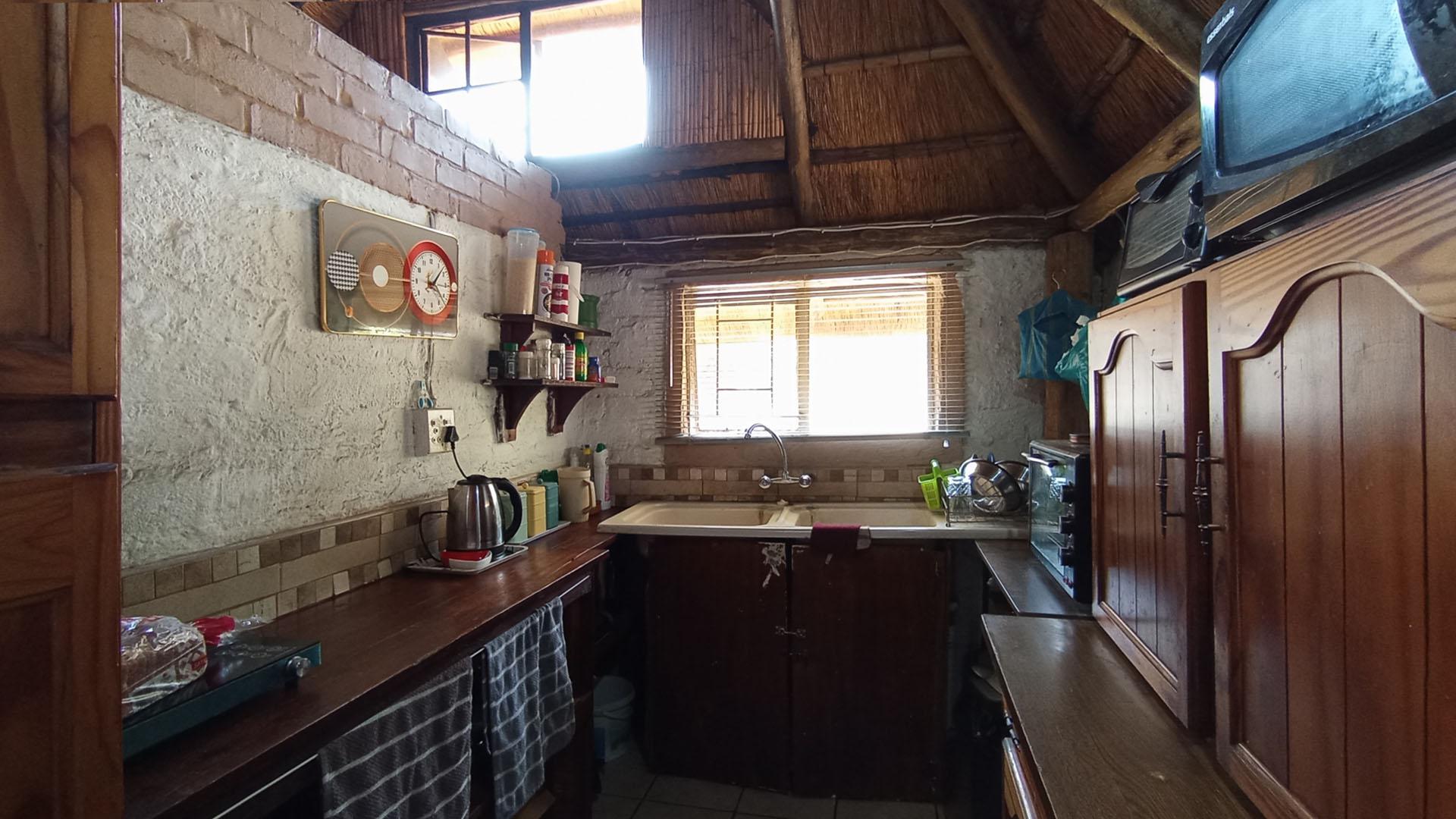 Kitchen - 25 square meters of property in Daspoort