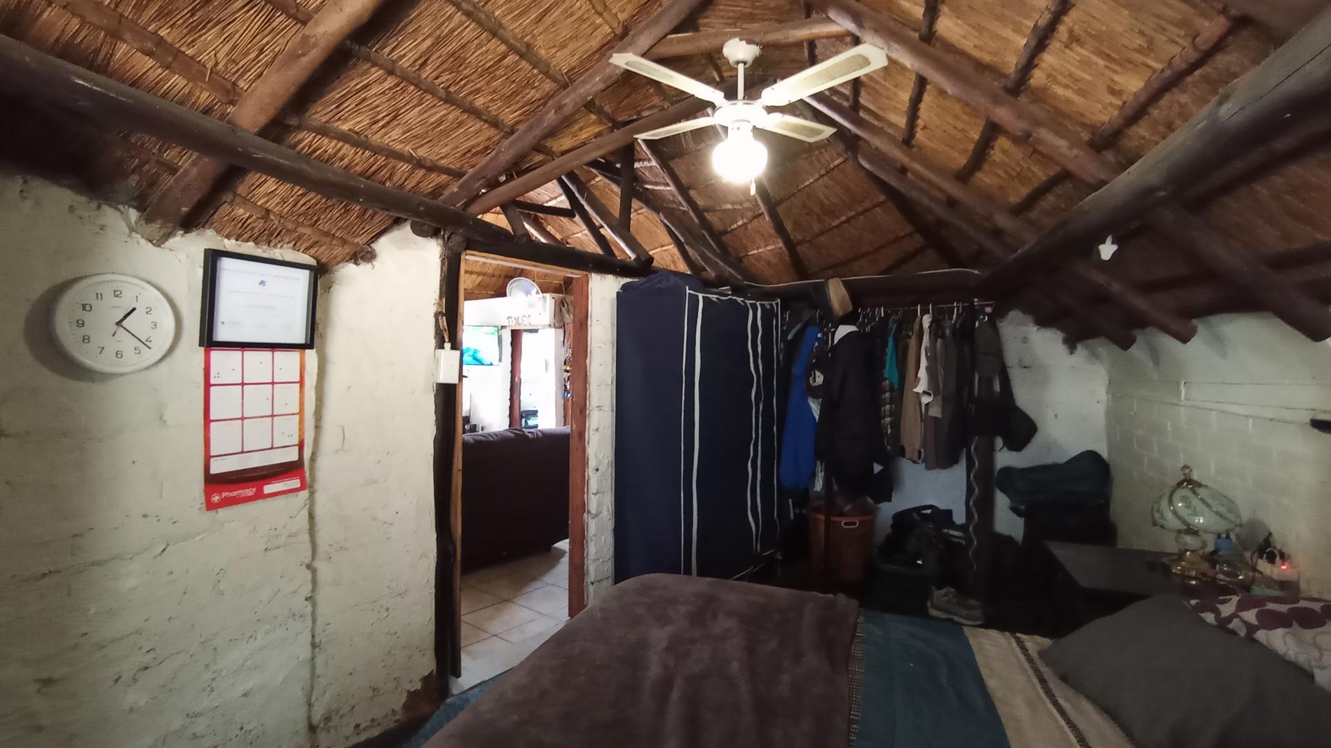 Bed Room 1 - 24 square meters of property in Daspoort